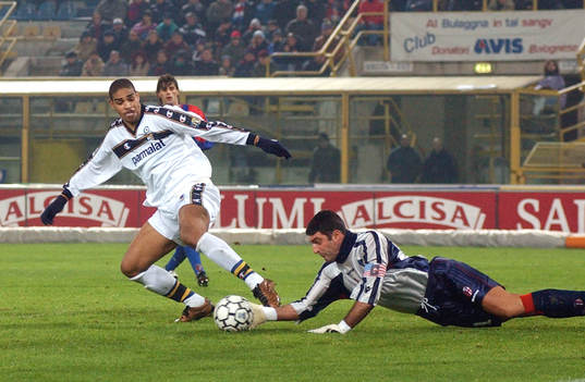 Adriano, Parma och Pagliuca, målvakt, Bologna. Räddning