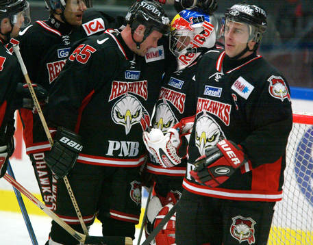 Peter Andersson klappar om målvakten Andreas Hadelöv,