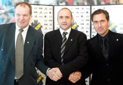 Richard Money, tränare AIK hälsas välkommen av Sanny