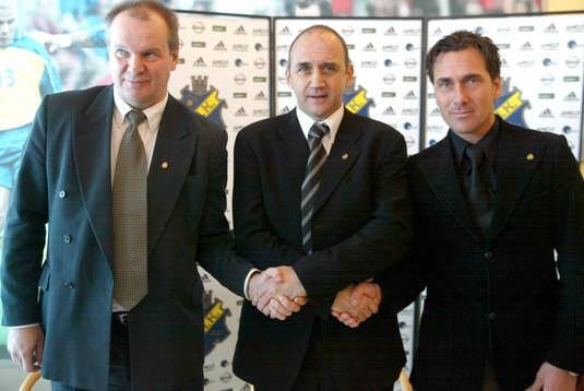 Richard Money, tränare AIK hälsas välkommen av Sanny