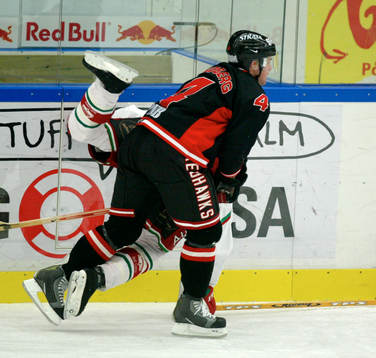 Joakim Lundberg, Malmö, drar omkull en Frölunda-spelare