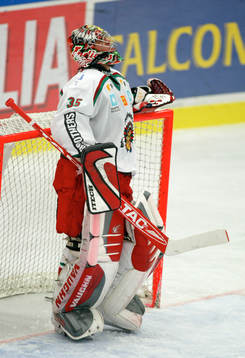 Landslagsmålvakten Henrik Lundqvist, Frölunda, funderar