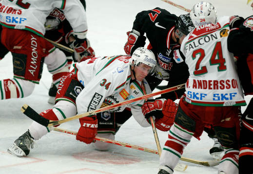 Lagkaptenen Mikael Andersson, Frölunda, offrar sig i