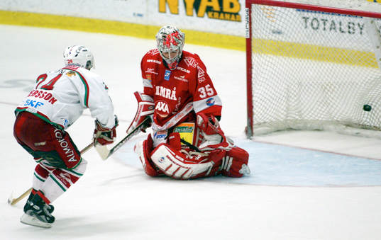 Niklas Andersson slår in det avgörande straffmålet bakom