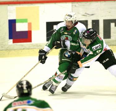 Rögles Kristofer Starck attackeras av Lars Briell,
