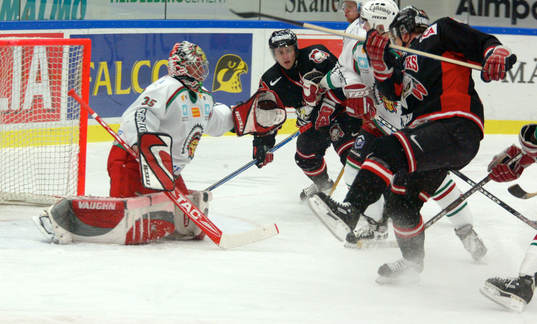Henrik Lundqvist, målvakt Frölunda, plockar pucken
