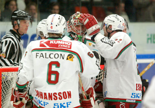 Jonas Esbjörs klappar om matchens hjälte, Henrik