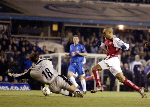 Thierry Henry gör mål för Arsenal