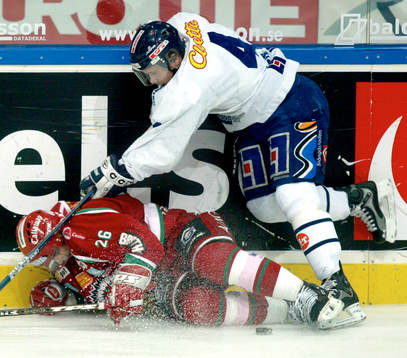 Peter Ström, Frölunda tacklas av Magnus Gästrin,