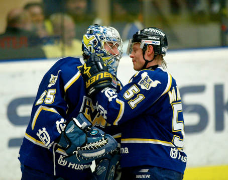 Boo Ahl kramas om av Pasi Määttänen