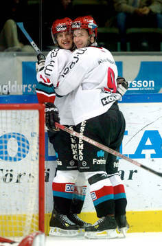 Magnus Wernblom och Tommy Pettersson kramas