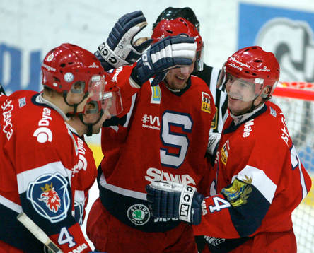 Tvåmålsskytten Jörgen Bemström, Södertälje gratuleras