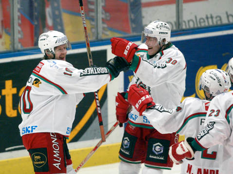 Tomi Kallio, Frölunda kvitterade till 1-1. Här gratuleras