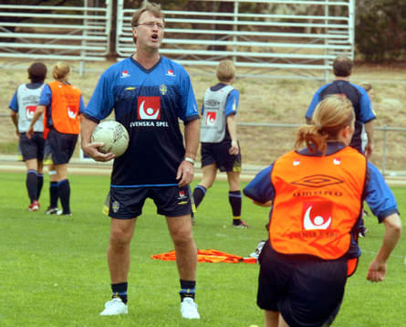 Fotboll Dam. Australia Cup. Per Hansson leder träningen i