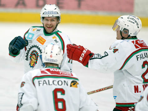 En glad Tommi Kallio, Frölunda gratuleras av lagkamraterna