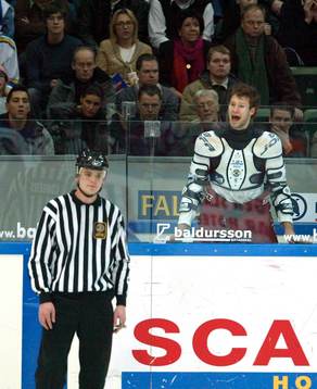 Jens Karlsson, Frölunda skäller på domaren ifrån