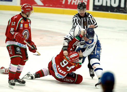 Slagsmål mellan Erik Kakko, Frölunda och Christer Olsson,