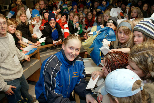 Kim Martin, Sverige skriver autografer
