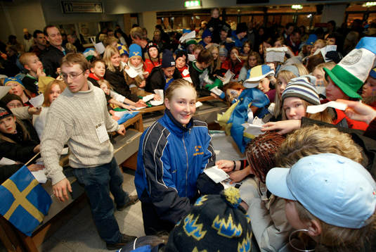 Kim Martin, Sverige skriver autografer