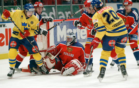 Jari Tolsa och Joel Lundqvist framför Andrei Tsarev,