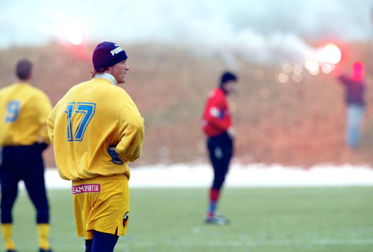 Glenn Andersson i facklornas sken innan matchstart