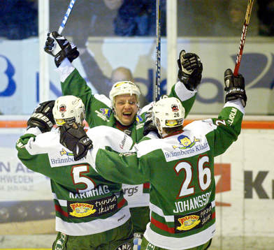 1-0 Björn Lindén grattas av 2-0 skytten Jakob Johansson