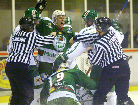 En tuff match, här fightas det. Bråk, slagsmål