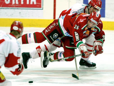 Peter Ström i flygande fläng. Robert Karlsson jagar i