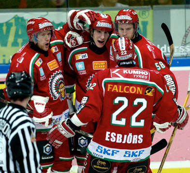 Alexander Steen gratuleras av sina medspelare. Jubel
