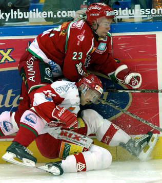 Ronnie Sundin trycker ner Niklas Nordgren
