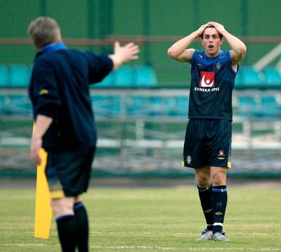 Tommy Söderberg ger Johan Elmander direktiv
