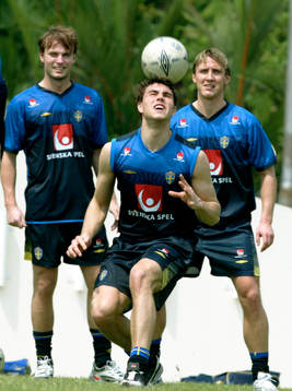Johan Elmander nickar. I bakgrunden är Markus Johannesson