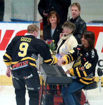 Anders Gozzi, AIK uppvaktas. Robert Wells