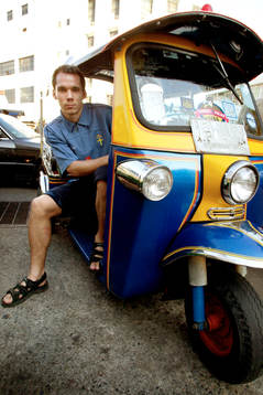 Fredric Lundqvist i en "tok-tok" som är en moppe-taxi som