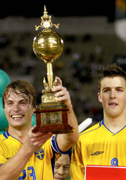 Markus Johannesson och Per Nilsson med bucklan