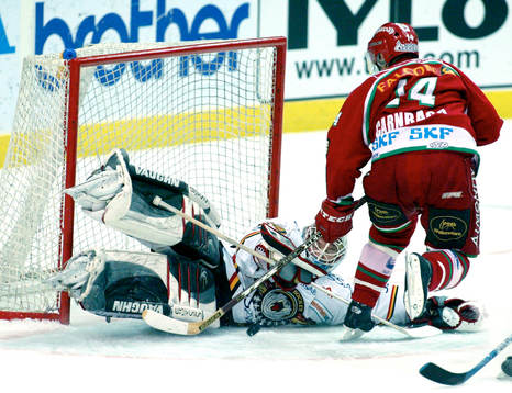 Patrik Carnbäck försöker överlista Daniel Henriksson,