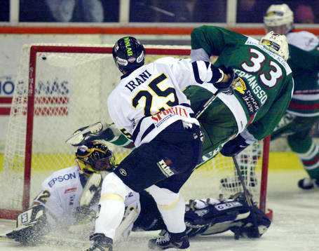 Rögles Magnus Hermansson flyger utanför Henrik Tojkander,