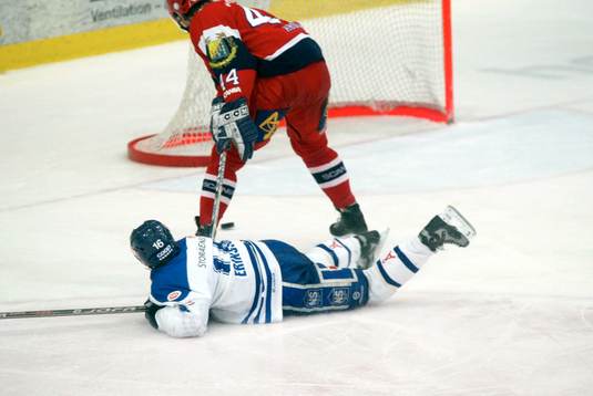 Niklas Eriksson, Leksand dras ner av Robert Carlsson,