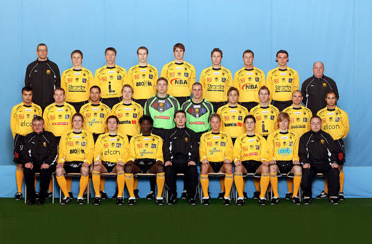 Bakre raden fr v; Dan Larsson, målvaktstränare, Johan