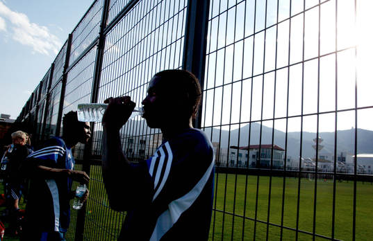 Reneé Makumbele och Ngabu Bapupa dricker vatten