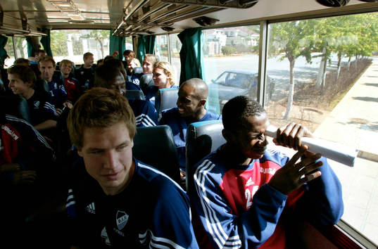 Ngabu Bapupa gör en kikare av ett papper i bussen från