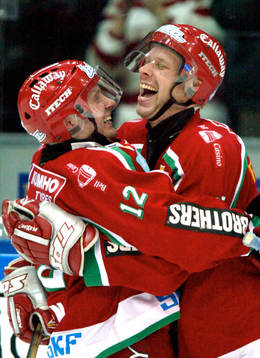 Oscar Ackerström, Frölunda gratuleras av Kimmo Eronen.