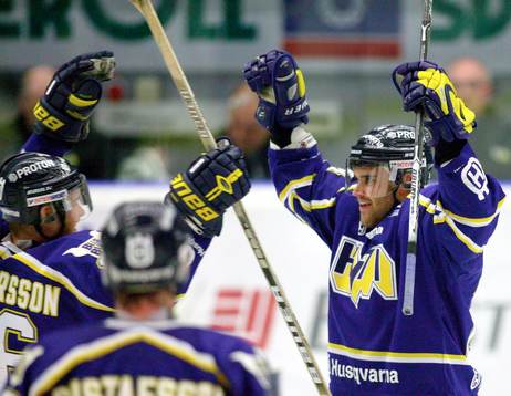 Målskytten Ola Thorwalls gratuleras av lagkompisarna. Jubel