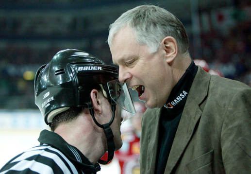Conny Evensson, tränare Frölunda skäller på domaren
