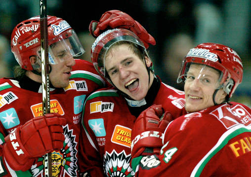 Alexander Steen, Fröludna gratuleras av Joel Lundqvist och