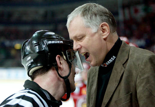 Conny Evensson, tränare Frölunda skäller på domaren