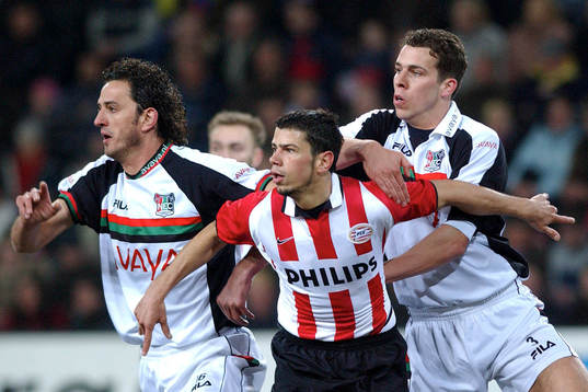 Mateja Kezman, PSV Eindhoven uppvaktas av Peter Wisgerhof