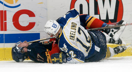 Peter Ekelund, HV71 sänker Mathias Tjärnqvist,