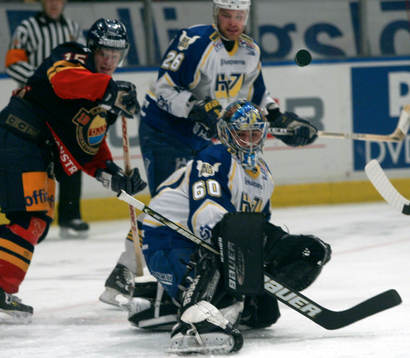 Stefan Liv, målvakt och Timmy Pettersson, HV71 och Juha