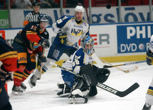 Stefan Liv, målvakt och Timmy Pettersson, HV71 och Juha